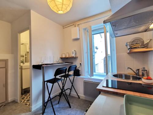 Appartement chaleureux vue sur la Maison d'Adam