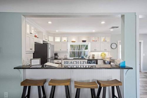 Beach Life by the Gulf- Charming & Fully Equipped!