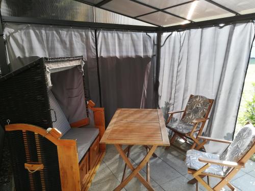 Ferienwohnung Berolina mit überdachter Terrasse Wiese 2 Zimmer 2 Bäder 2 TV in Graal-Müritz, Deutschland