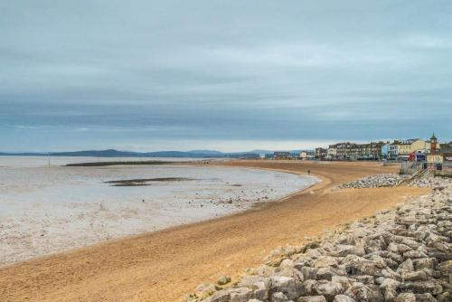 Cosy 2-Bed Apartment near the beach in Morecambe - image 3