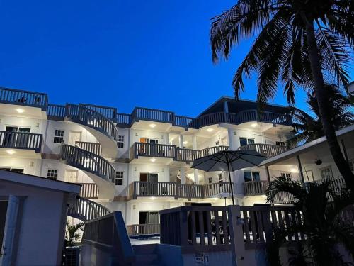 Зовнішній вигляд готелю, La Isla Resort in Кей Колкер