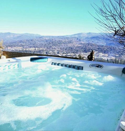 Modern Escape w/ Views/Hot Tub + Yoga Studio
