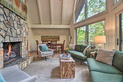 1 Mi to Town Chalet-Style Highlands Retreat in Highlands, USA