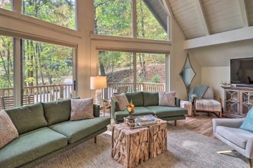 1 Mi to Town Chalet-Style Highlands Retreat in Highlands, USA