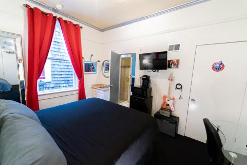 Janis Joplin Room image 4