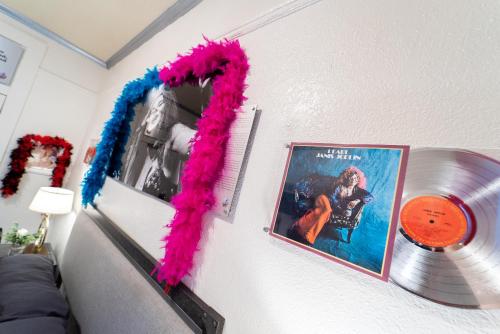 Janis Joplin Room image 7