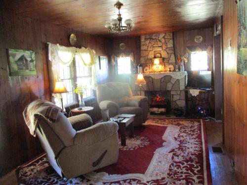 Iekārtas, Gorgeous cabin stay near I-77, views, antiques, Wi-fi, wonderful experience for 2! in Pembroke (VA)