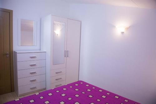 One-Bedroom Apartment image 4