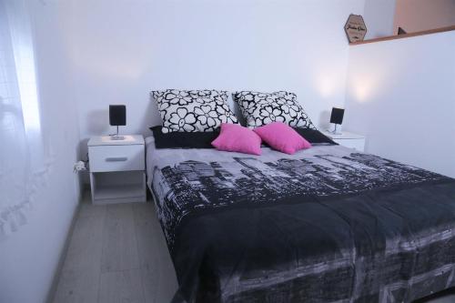 One-Bedroom Apartment image 1