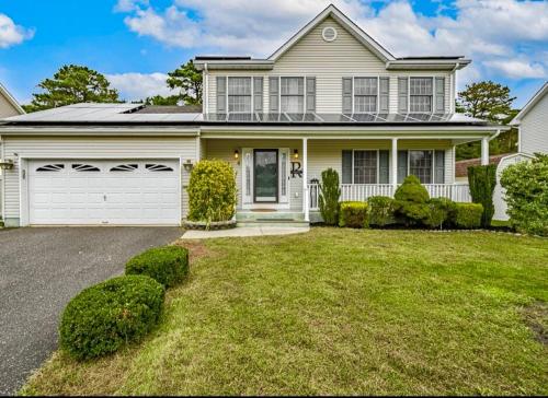 Modern & Spacious, 10 minutes to Seaside Heights, Sleeps 14