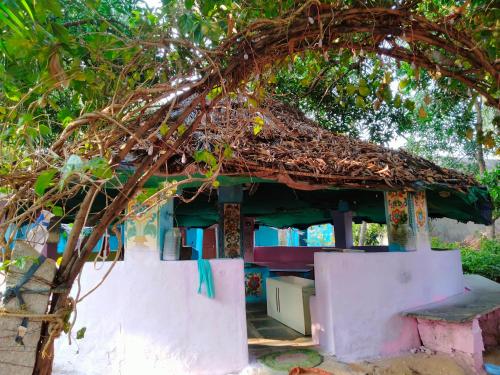 GOLDENGARDEN COTTAGES in هامبي
