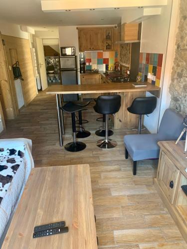 Annecy duplex 80 m2 pour 4-6pers vieille ville proche Gare-Lac Au 4e et 5e etage sans ascenseur sous