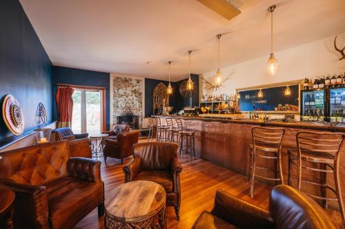 ผับ/เลาจน์, โรงแรมเอติโก แอต เมาน์ต วิกตอเรีย แมเนอร์ (Hotel Etico at Mount Victoria Manor) in เขา วิคตอเรีย