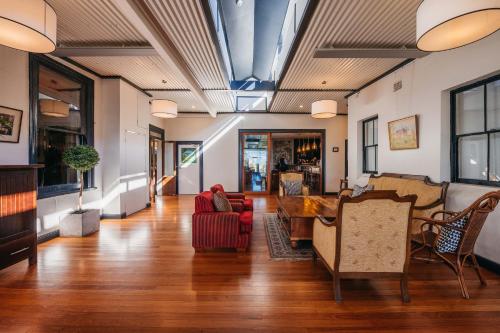 บริการและสิ่งอำนวยความสะดวก, โรงแรมเอติโก แอต เมาน์ต วิกตอเรีย แมเนอร์ (Hotel Etico at Mount Victoria Manor) in เขา วิคตอเรีย