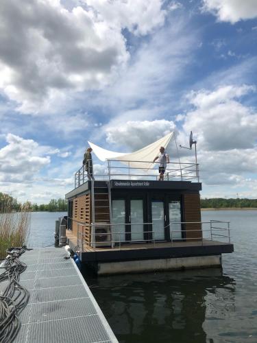 Schwimmende Ferienwohnung, Hausboot Urlaub als Festlieger am Steg