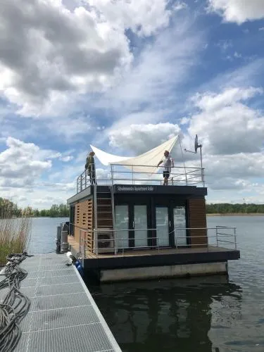 Schwimmende Ferienwohnung, Hausboot Urlaub als Festlieger am Steg in Zehdenick, Deutschland