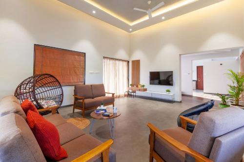 StayVista's Eva Villa - Lakeside Luxury with Modern Decor, Pool & Expansive Lawn - Near Sula