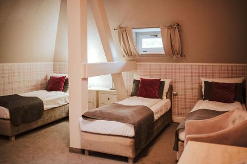 Hotel Dębowy Biowellness & SPA Góry Sowie Room Type - Standard triple room – Palace with biowellness package Hotel Dębowy Biowellness & SPA Góry Sowie Room Type - Standard triple room – Palace with biowellness package