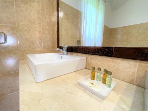 Twin Room with Private Bathroom image 3