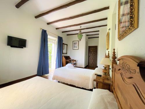 Twin Room with Private Bathroom image 7