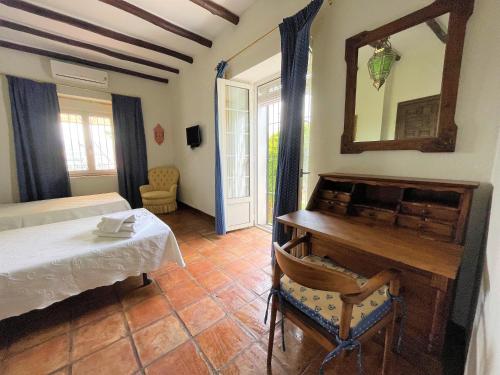 Twin Room with Private Bathroom image 9