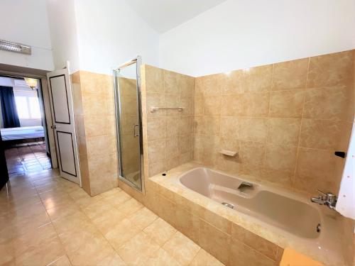 Twin Room with Private Bathroom image 10