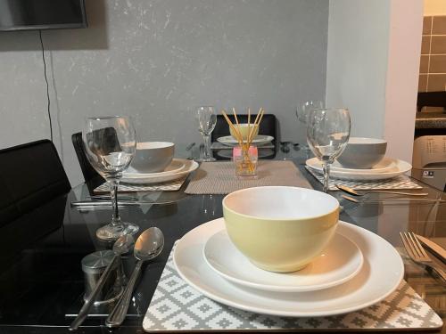 Seven Suites - High-End 2-Bed Apartment with Parking in Watford Central