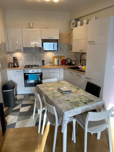 One-bedroom Apartment near Atomium - Tap to explore photos