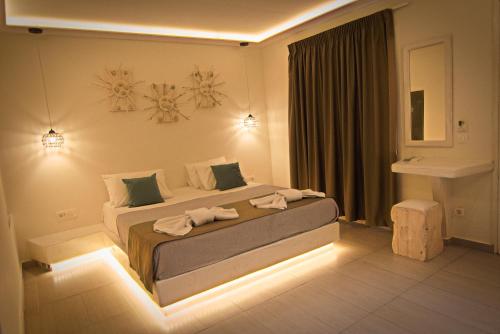 1 king bed, 1 sofa bed