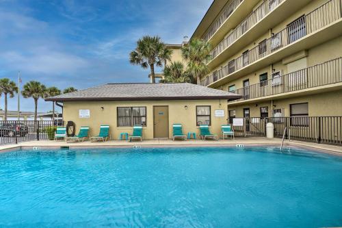 Sun-Soaked Condo with Balcony - Steps to Beach!