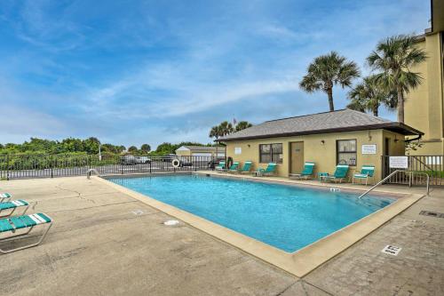 Sun-Soaked Condo with Balcony - Steps to Beach!