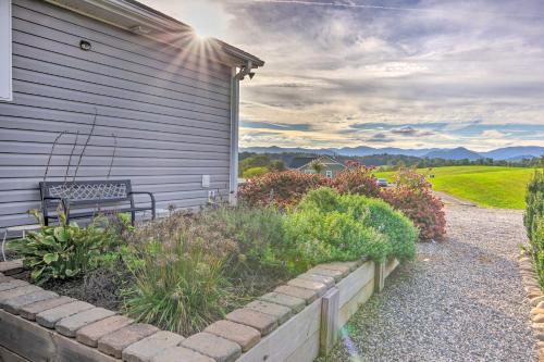 Unique Blue Ridge Haven, 12 Mi to Asheville! in Leicester, USA