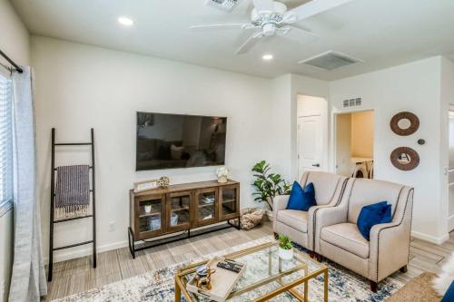 B&B Lake Havasu City - Modern Home with Fire Pit - 2 Miles to Lake! - Bed and Breakfast Lake Havasu City