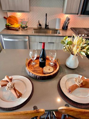 *NEW * Luxurious Lenox Mall Gem!!