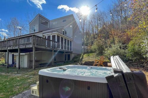 Modern Catskills Reprieve with Hot Tub and Mtn Views! in 金斯頓