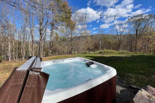 Modern Catskills Reprieve with Hot Tub and Mtn Views! in 金斯頓