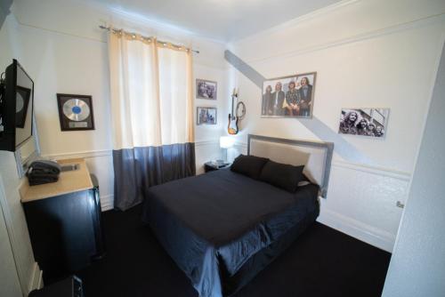 Queen Room with Shared Bathroom image 3