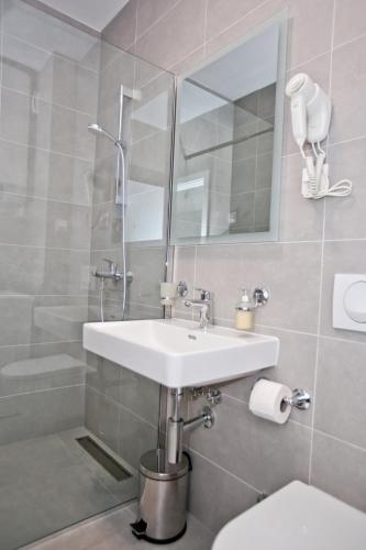 One-Bedroom Apartment image 5