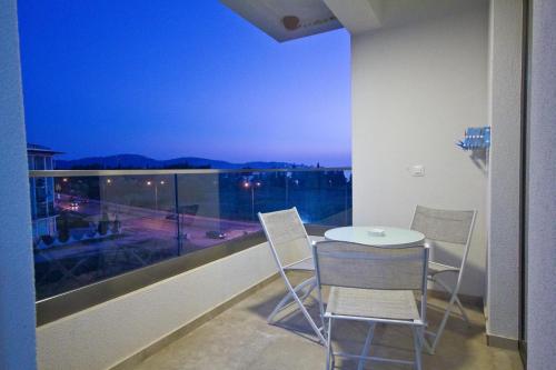 One-Bedroom Apartment image 4