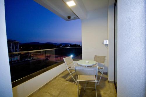 One-Bedroom Apartment image 2