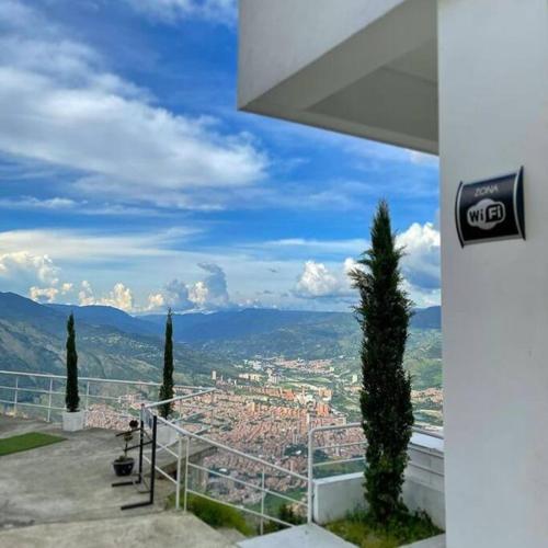 8 bed Adventure Villa in Medellin w/ Sweeping views