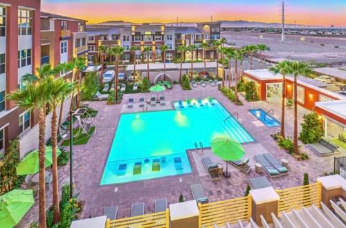 Beautiful 2 BR Loft W Amazing Mountain Views! less then 20 min from the Strip