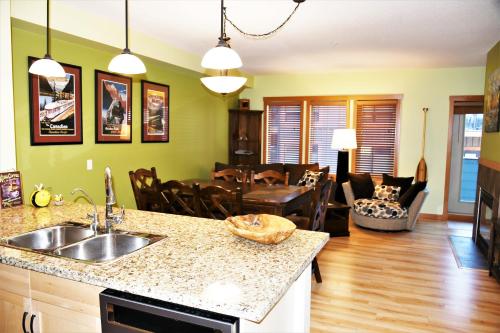 Renovated Condo, 2BR, 2BA, Heated Pool, 3 Hot Tubs, Pets Welcome!