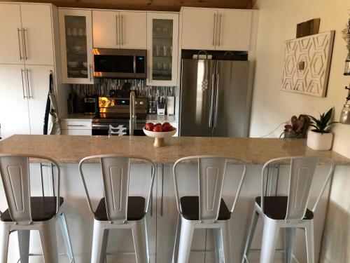 Serene Rustic Farmhouse Mountain Cottage Sleeps 4 in Vilas, USA