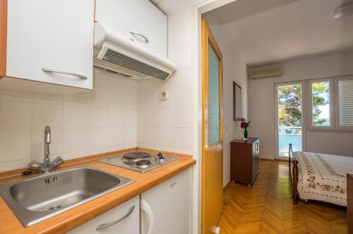Apartment and Rooms Franka - image 11