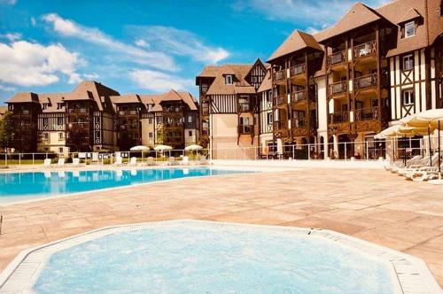 Appartement Design 4 personnes Deauville , parking,piscine privee