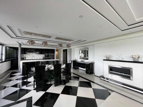 . Luxury Penthouse Waterloo