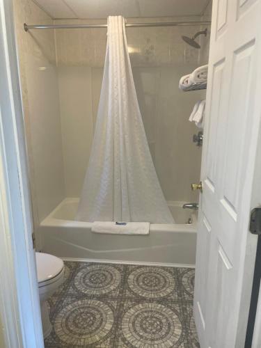 Kennebunkport Motor Lodge - image 39