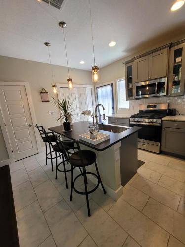 SPACIOUS TOWNHOUSE MINUTES FROM DOWNTOWN SA. in San Antonio, USA
