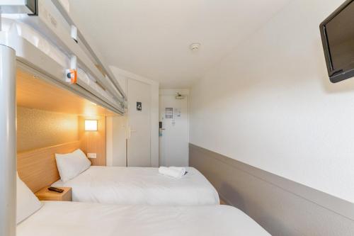 2 twin beds, 1 bunk bed